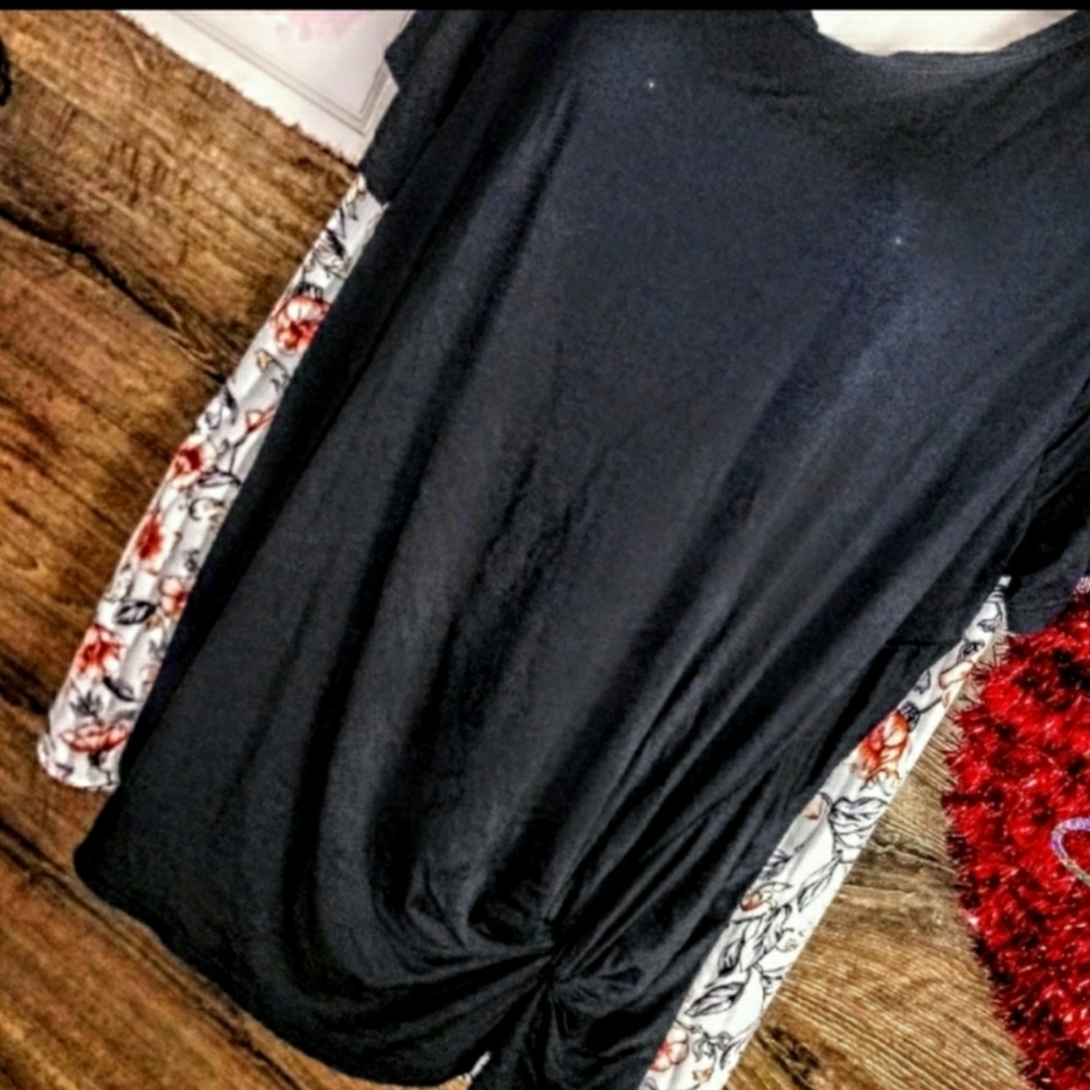 Signature Studio Top Size 1X Pleated Floral NWOT - Picture 6 of 9